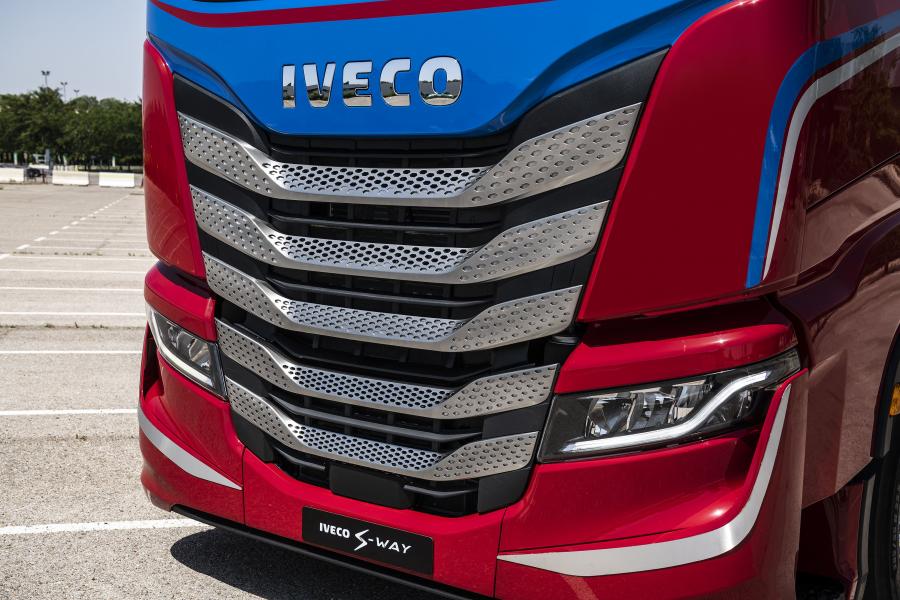 Детали экстерьера Iveco S-WAY Magirus Concept 2019 года  (фото 13 из 30)